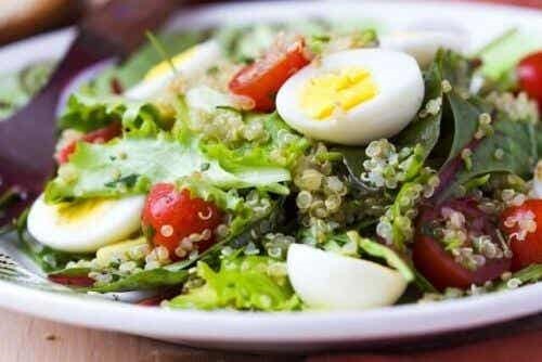 Свежий салат с тунцом и овощами